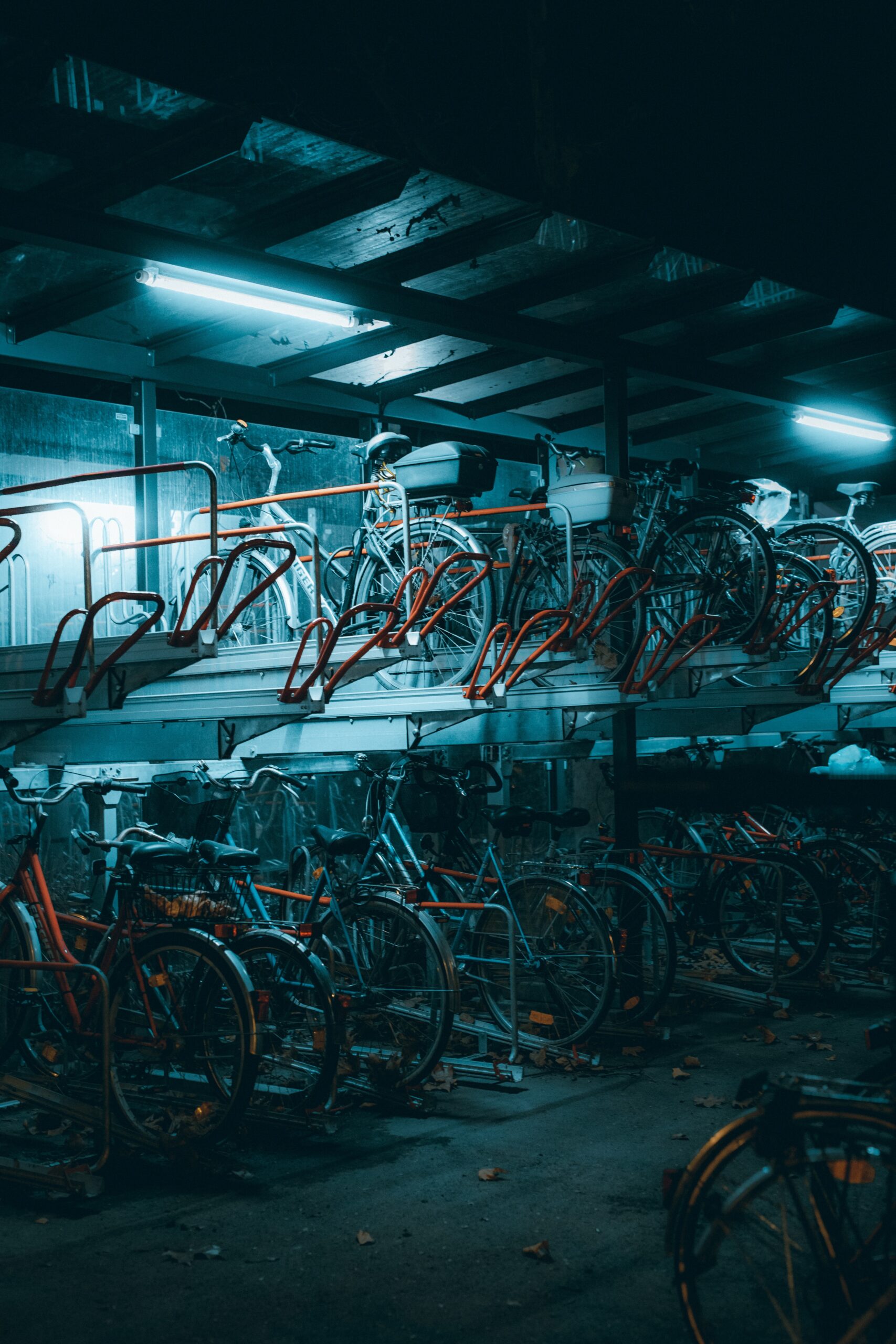 Bilden visar tvåvånings cykelställ som kan behöva en cykellift. Det finns många olika typer av cykelställ för cykelrum och cykelparkering