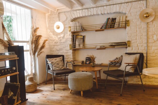 Bilden visar en modern heminredning med en avkopplad stil. Modern heminredning från Ekelund, Chic antique, Rowico och Venture design.